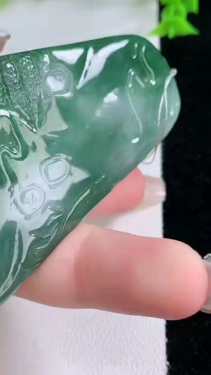 天然A货翡翠阿弥陀佛吊坠，尺寸74.7-42.6-5.7，重量:38.57g
1月26日