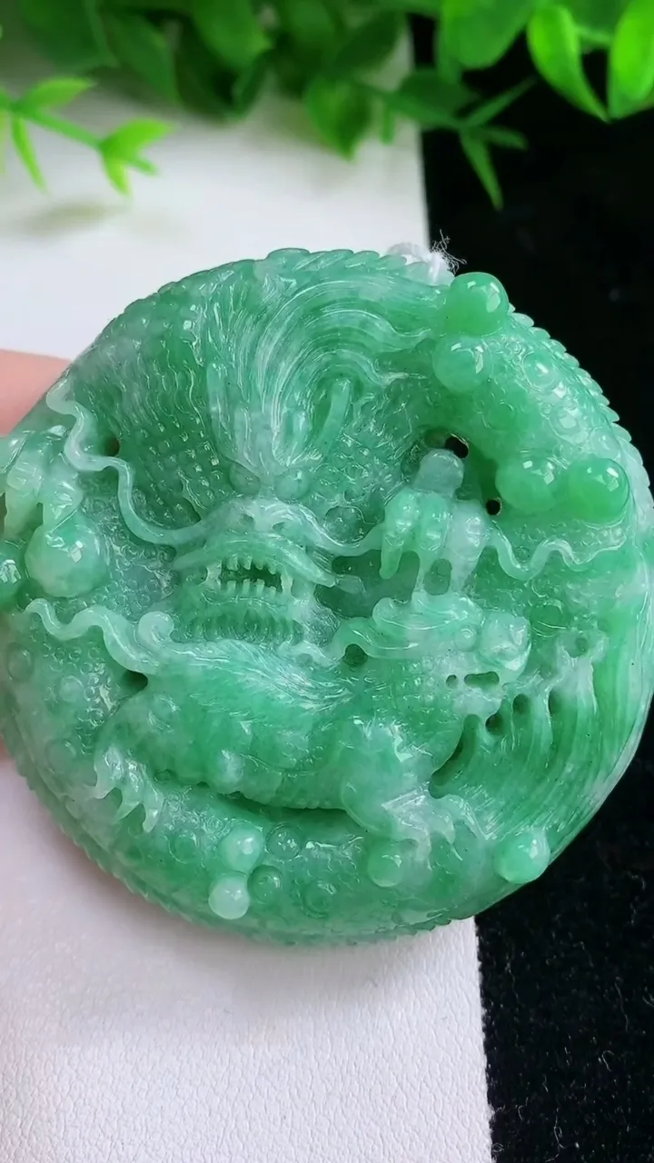 天然A货翡翠龙牌吊坠，尺寸57.3-13.2，重量:84.47g
1月26日