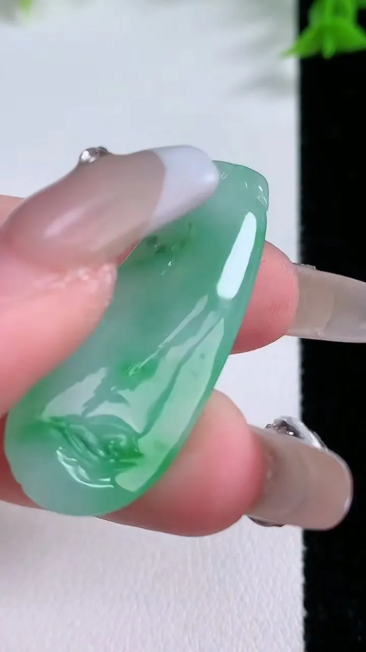 天然A货翡翠福瓜吊坠，尺寸40.2-15-6.4，重量:6.25g
1月26日