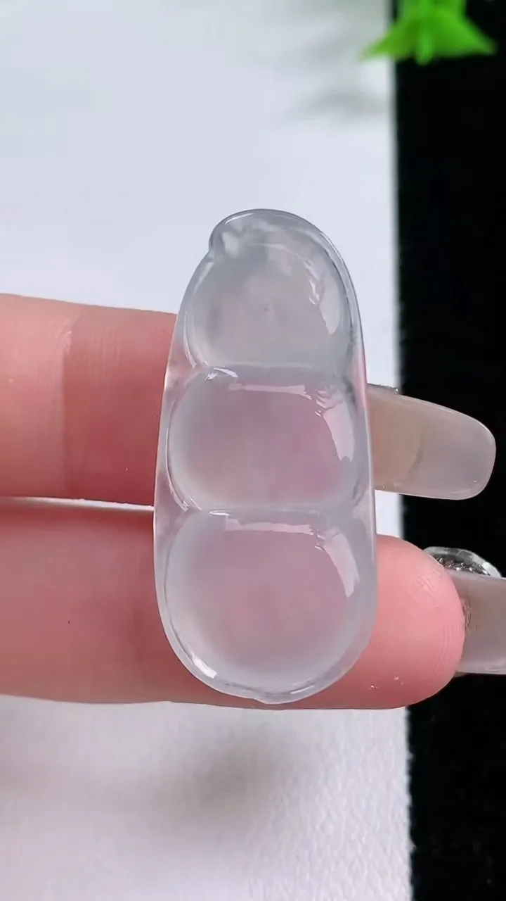 天然A货翡翠福豆吊坠，尺寸34-15.4-5.8，重量:5.64g
1月26日