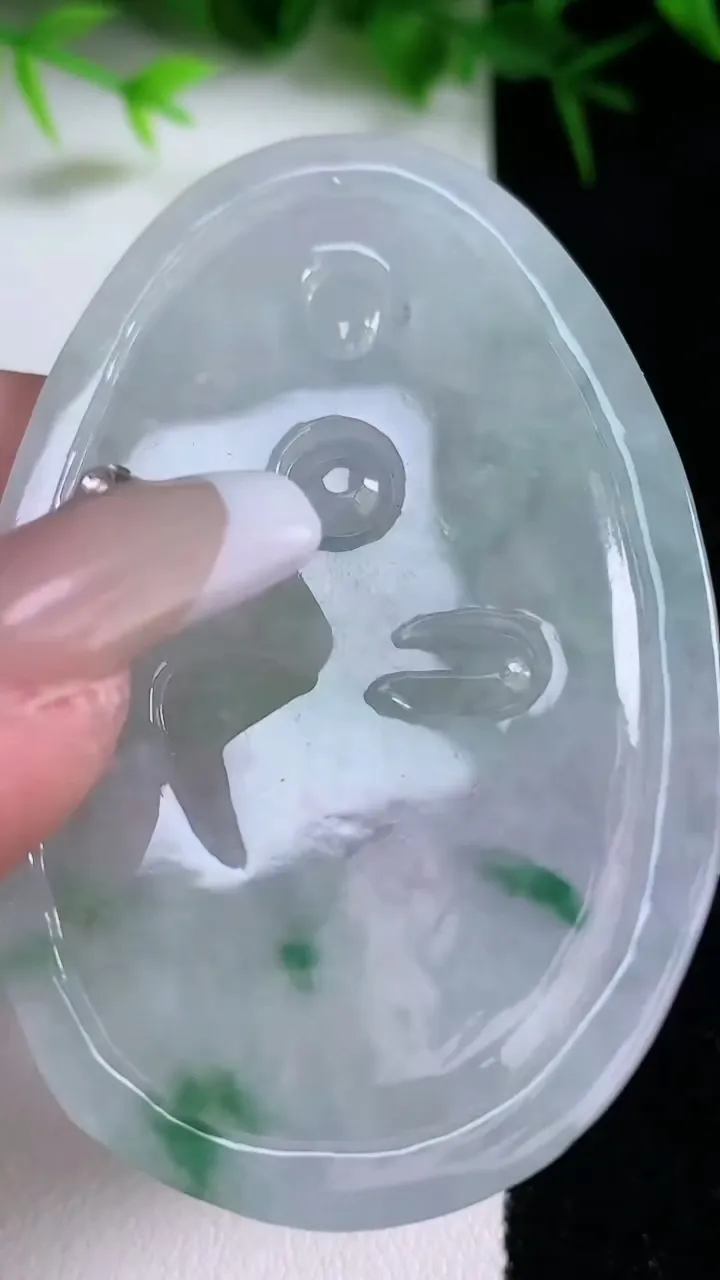 天然A货翡翠飘花大势至菩萨吊坠，尺寸64.7-40-5，重量:25.58g
1月26日