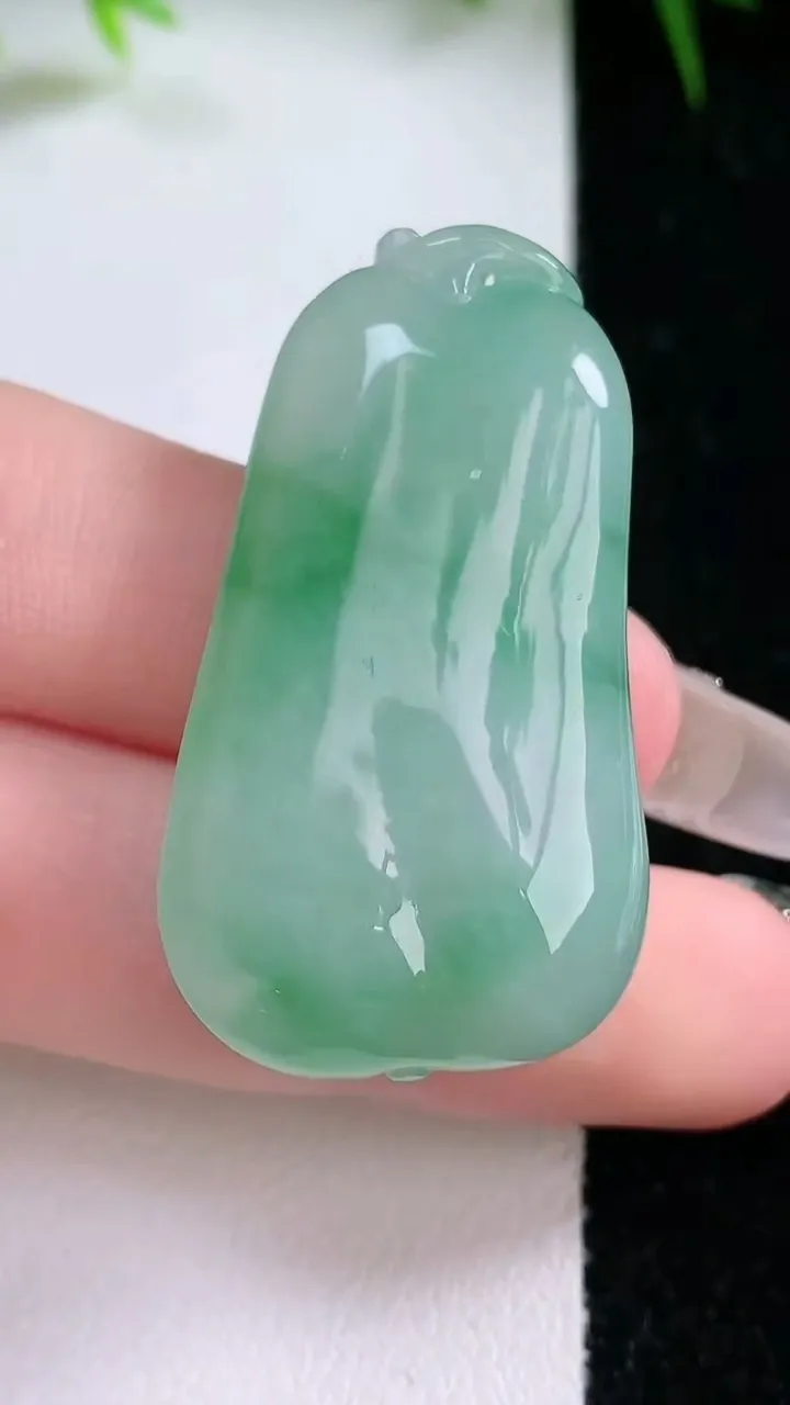 天然A货翡翠福瓜吊坠，尺寸40.7-22.4-10.5，重量:17.97g
1月26日