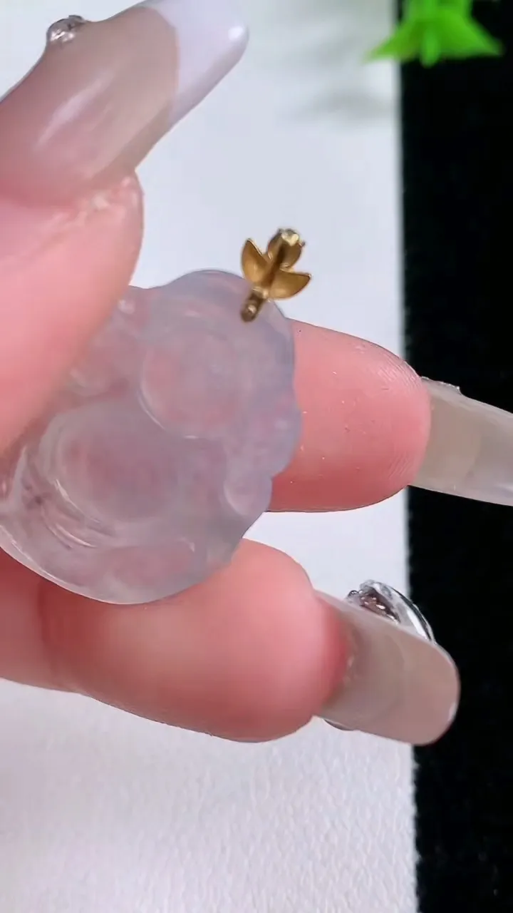 天然A货翡翠财神爷吊坠，尺寸24.3-17.5-3.8，重量:2.73g
1月26日