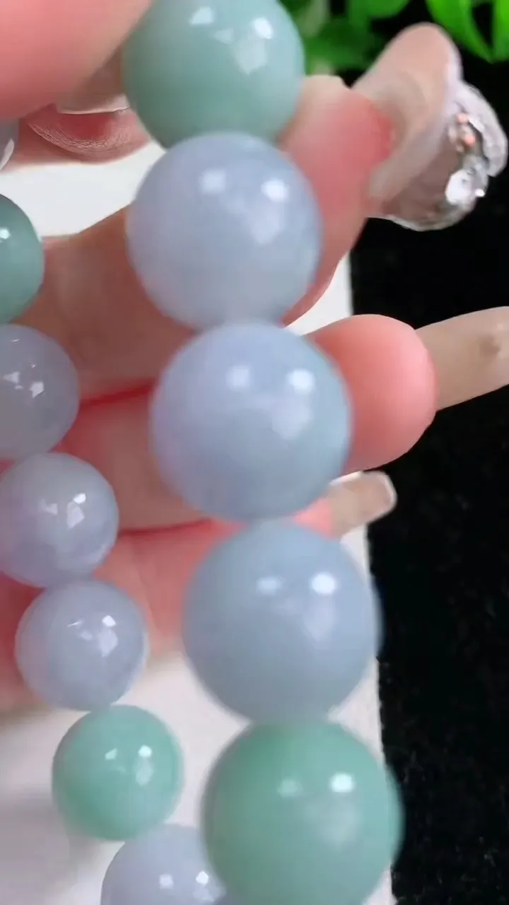 天然A货翡翠紫罗兰圆珠手串，尺寸12-17颗，重量:53.66g1月26日
工厂直销收藏佳品,种好水足，色泽均匀，有种有色，上手高大气！