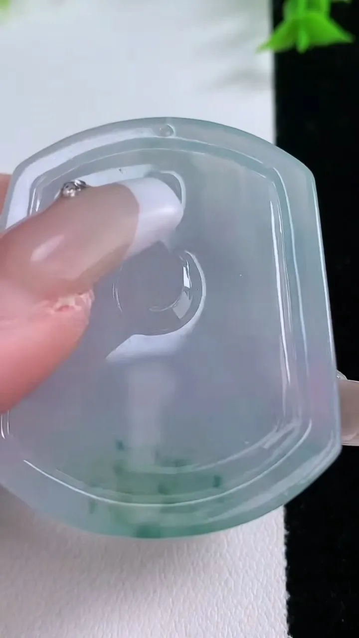 天然A货翡翠冰种飘花观音菩萨吊坠，尺寸48.6-38.6-5，重量:21.94g
1月26日