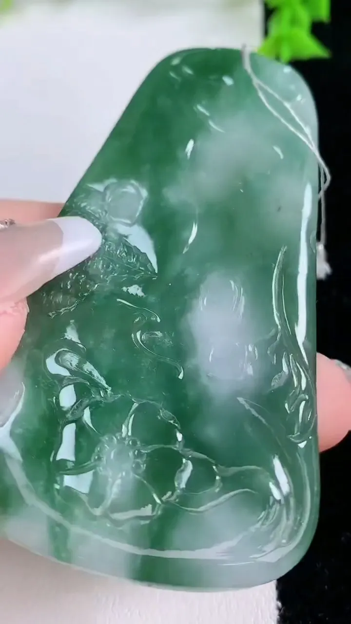 天然A货翡翠阿弥陀佛吊坠，尺寸74.7-42.6-5.7，重量:38.57g
1月26日