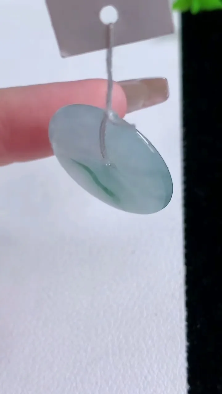 天然A货翡翠冰种飘花平安扣吊坠，尺寸22-3.4，重量:4.19g
1月26日