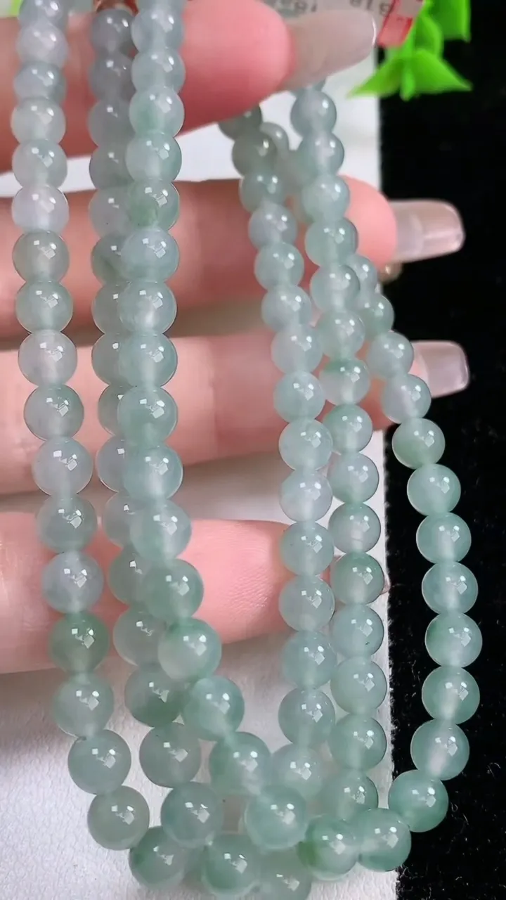 天然A货翡翠圆珠项链，尺寸5.4-118颗，重量:35.45g1月26日
工厂直销收藏佳品,种好水足，色泽均匀，有种有色，上手高大气！