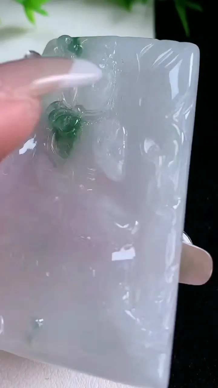 天然A货翡翠大势至菩萨吊坠，尺寸60-42.3-5.3，重量:31.47g
1月26日