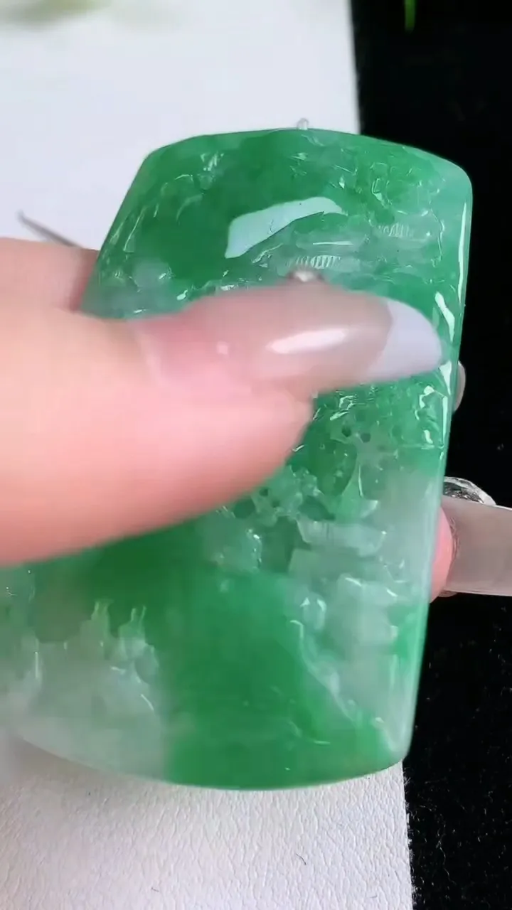 天然A货翡翠山水牌吊坠，尺寸58.6-37.2-5.2，重量:26.62g
1月26日