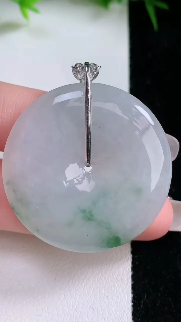 天然A货翡翠18K金飘花平安扣吊坠，尺寸37.6-5.6，重量:17.88g
1月26日