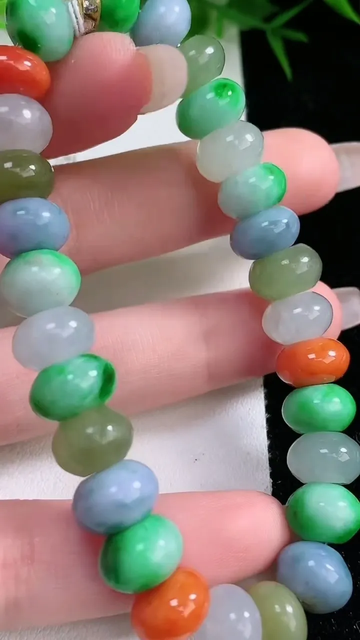 天然A货翡翠四彩算盘珠手串，尺寸10-5.8-28颗，重量:35.42g1月26日
工厂直销收藏佳品