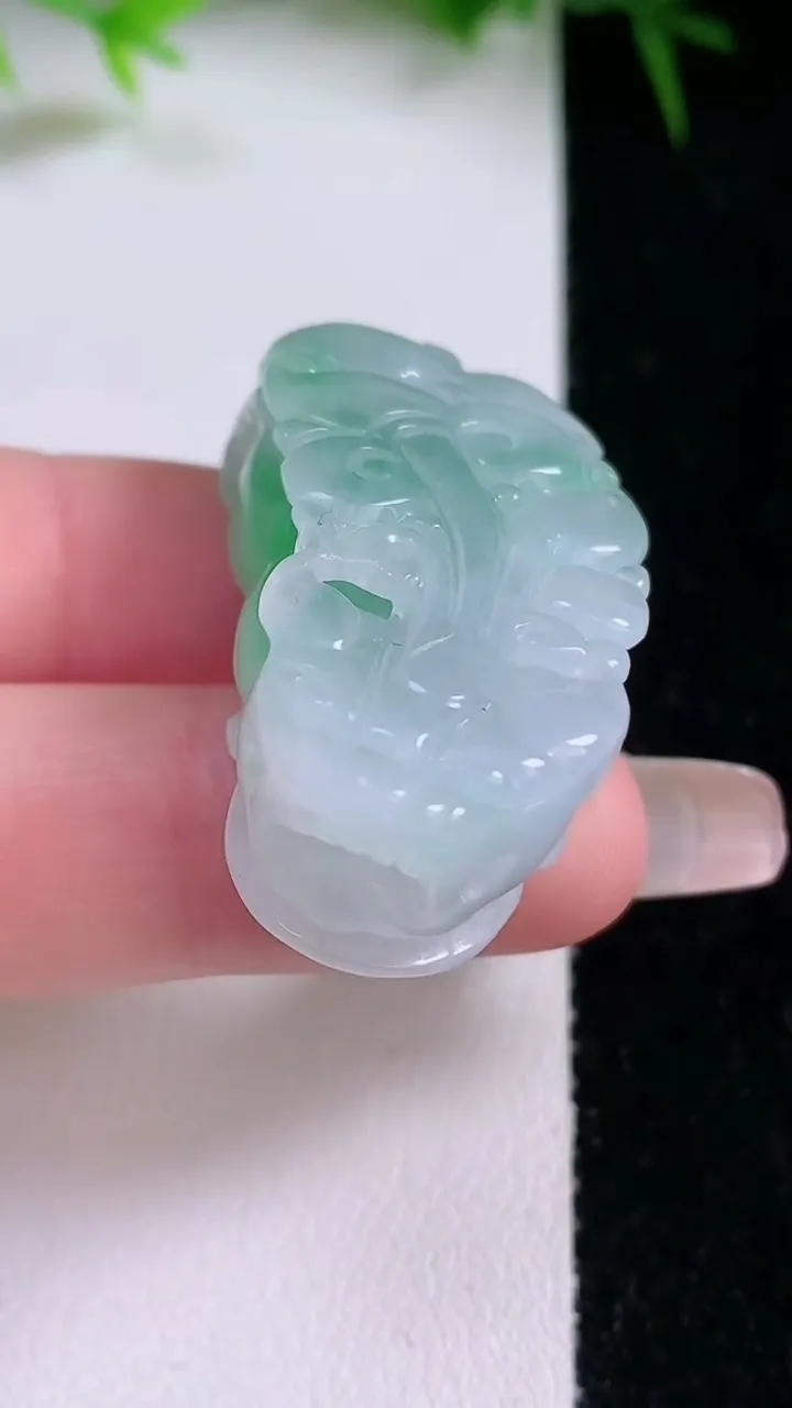 天然A货翡翠貔貅吊坠，尺寸41.3-20-11.8，重量:22.08g
1月26日