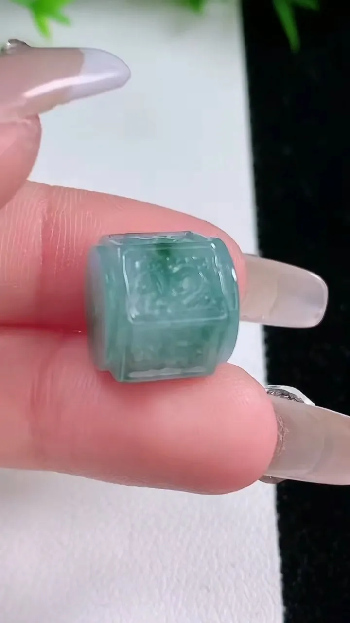 天然A货翡翠飘花六字真言 路路通吊坠，尺寸13-12.7，重量:6.12g
1月26日