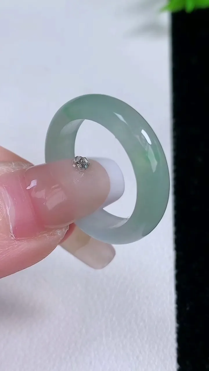 天然A货翡翠指环戒指，尺寸18.4-5-2.8，重量:3.65g2026年1月26日
工厂直销收藏佳品,种好水足，色泽均匀，有种有色，上手高大气！
