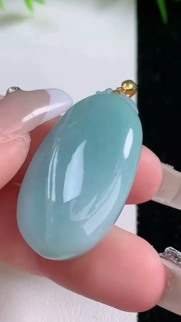 天然A货翡翠福瓜吊坠，尺寸32.5-18.6-10.6，重量:14.15g
1月26日