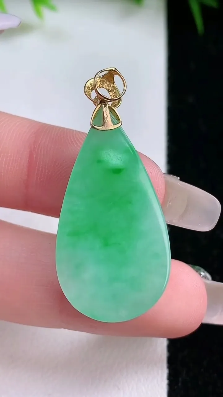 天然A货翡翠水滴吊坠，尺寸29-17.7-5.3，重量:6.14g
1月26日