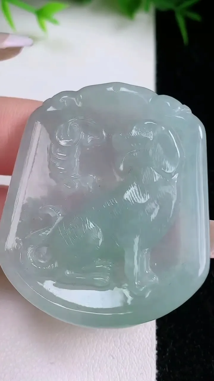 天然A货翡翠生肖狗吊坠，尺寸47-39.4-5.9，重量:18.82g
1月26日