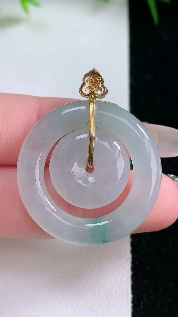 天然A货翡翠18K金飘花母子平安扣吊坠，尺寸29.2-4.4，重量:9.07g
1月26日