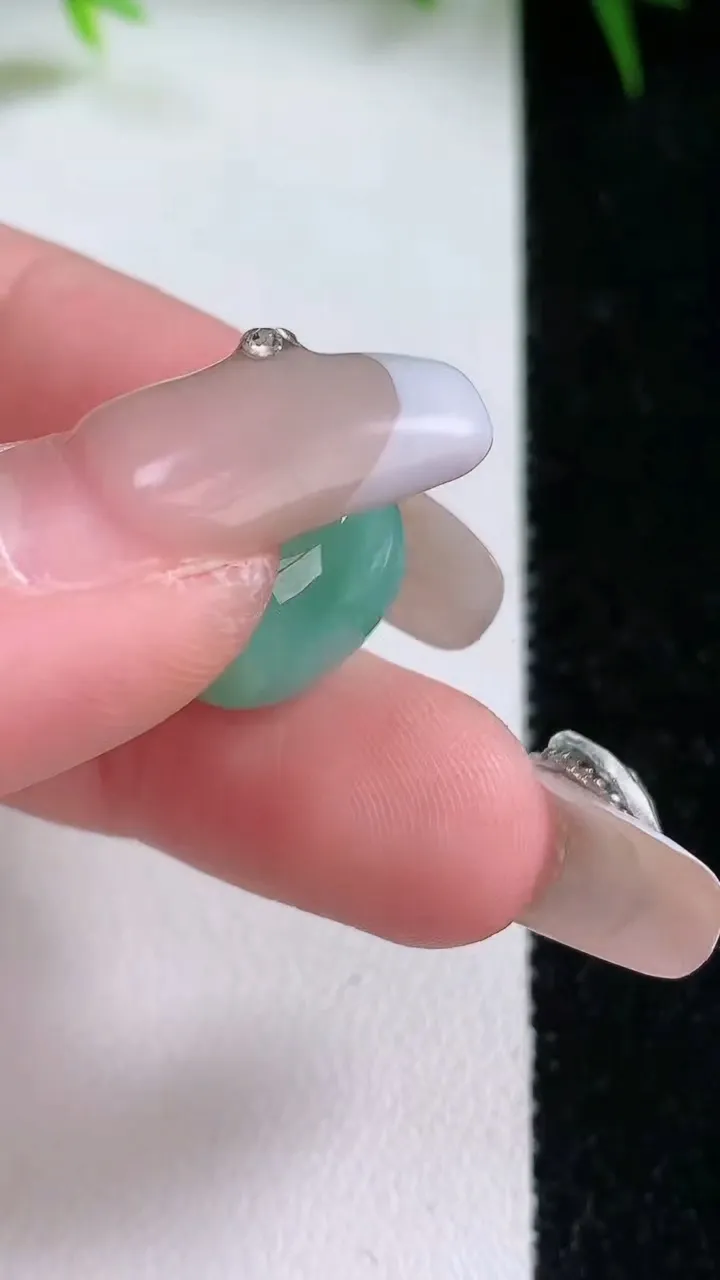 天然A货翡翠路路通吊坠，尺寸12-12.7，重量:4.54g
1月26日