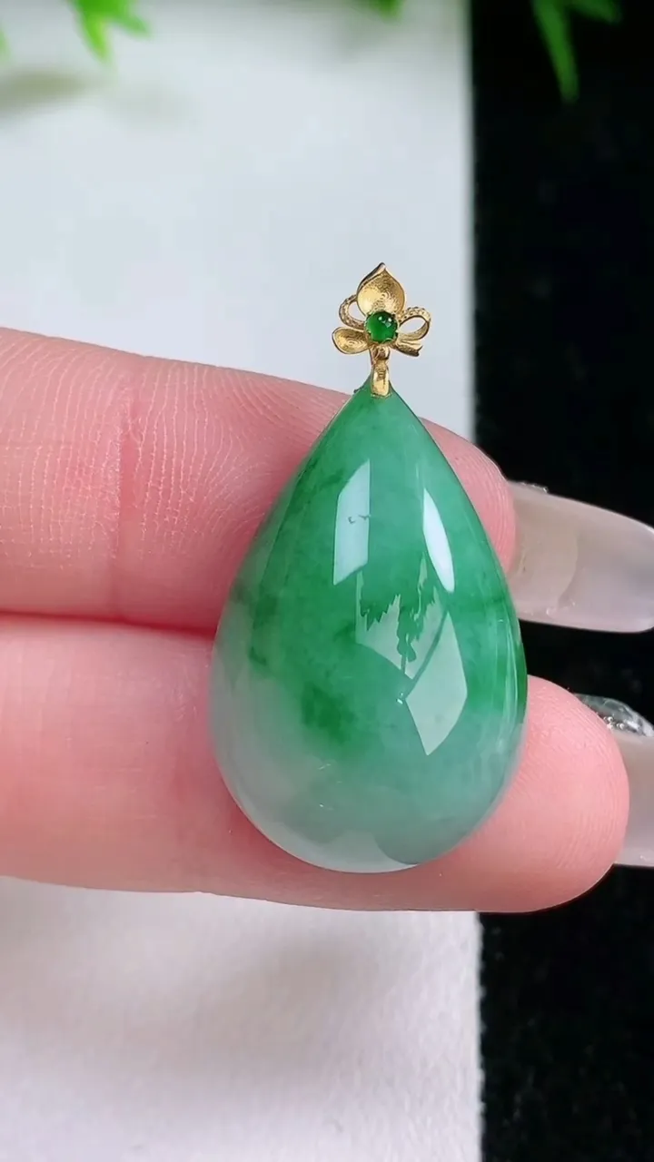天然A货翡翠水滴吊坠，尺寸24.7-16.8-8.6，重量:6.10g
1月26日