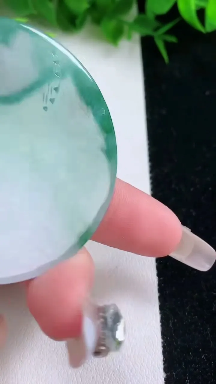 天然A货翡翠山水牌吊坠，尺寸52.4-5.6，重量:35.28g
1月26日