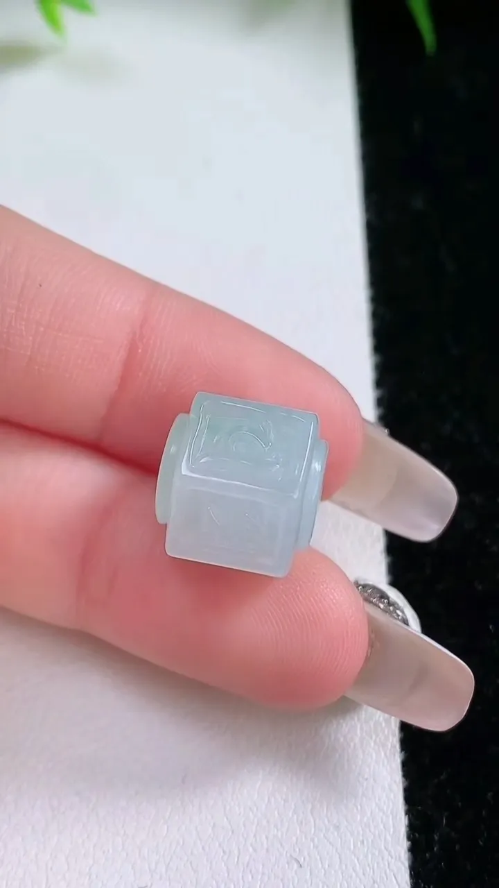 天然A货翡翠六字真言 路路通吊坠，尺寸12.5-12.3，重量:5.17g
1月26日