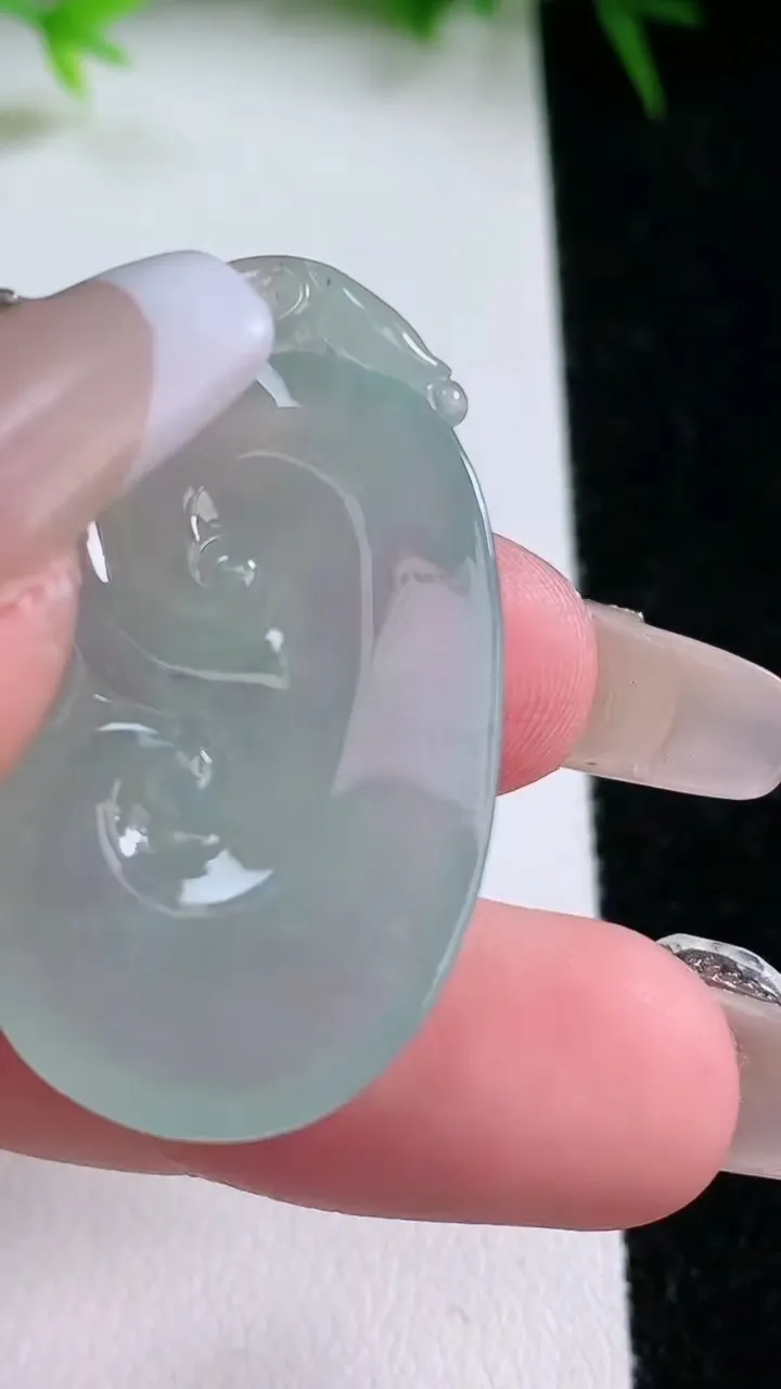 天然A货翡翠如意吊坠，尺寸37-20.8-6.7，重量:10.37g
1月26日