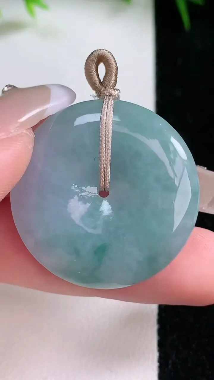 天然A货翡翠平安扣吊坠，尺寸30.8-5.9，重量:11.83g
1月26日