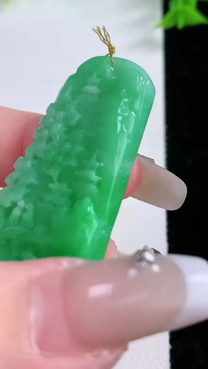 天然A货翡翠山水牌吊坠，尺寸45.2-25.5-6，重量:16.26g
1月26日