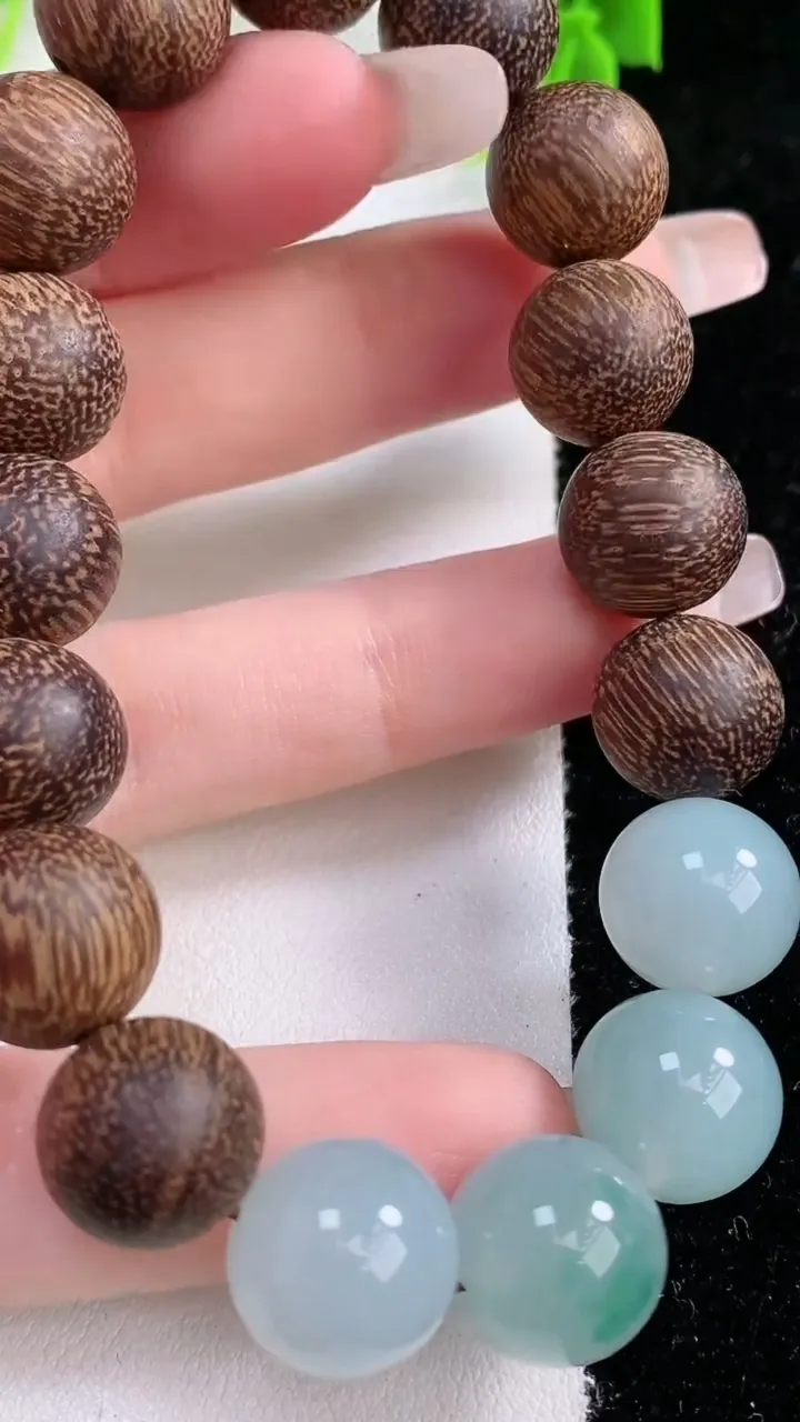 天然A货翡翠飘花圆珠手串，尺寸12.2，重:25.21g1月26日
工厂直销收藏佳品,种好水足，色泽