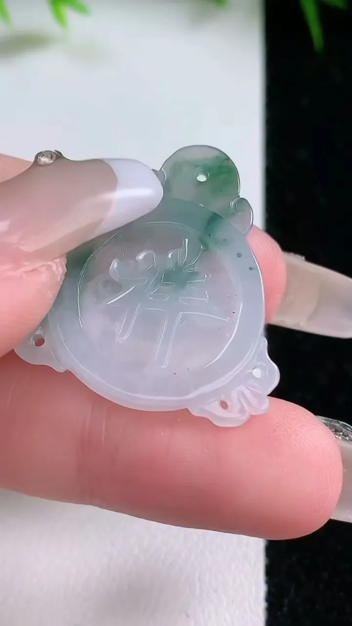 天然A货翡翠飘花吉祥如意吊坠，尺寸28-26.5-3.5，重量:3.90g
1月26日