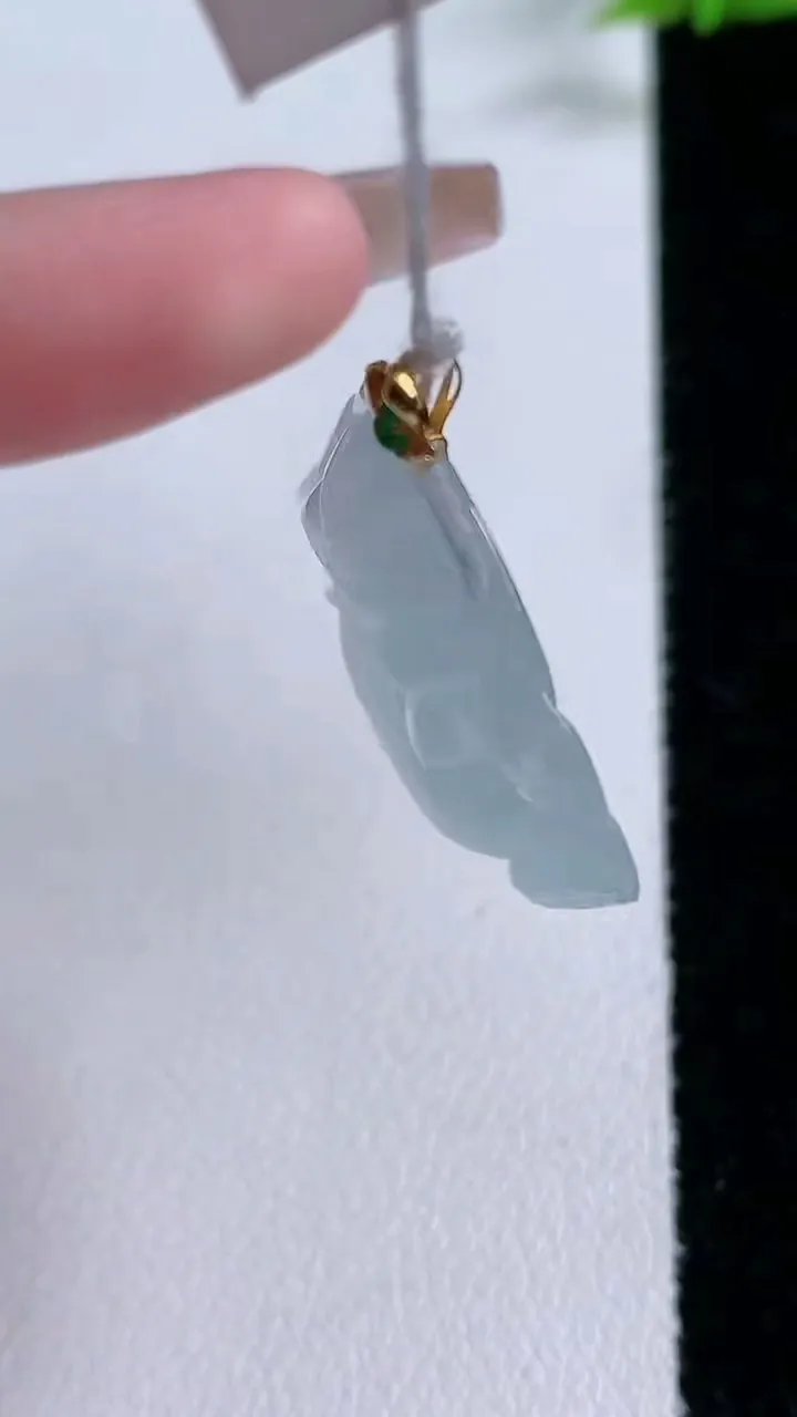 天然A货翡翠种飘花佛公吊坠，尺寸23.4-27.6-5.8，重量:5.55g
1月26日