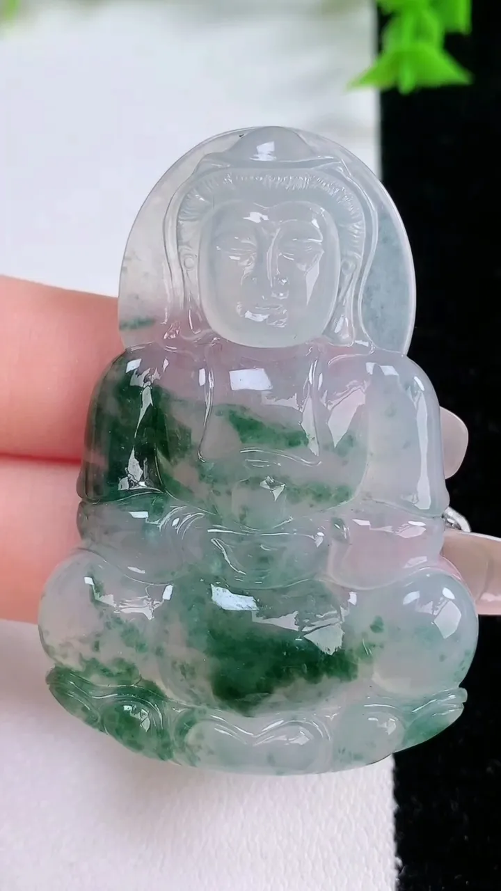 天然A货翡翠种飘花观音菩萨吊坠，尺寸53.6-36.4-5，重量:18.70g
1月26日