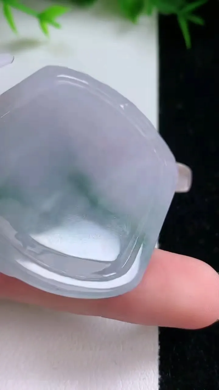 天然A货翡翠飘花生肖狗吊坠，尺寸50-42.3-4.6，重量:20.09g
1月26日