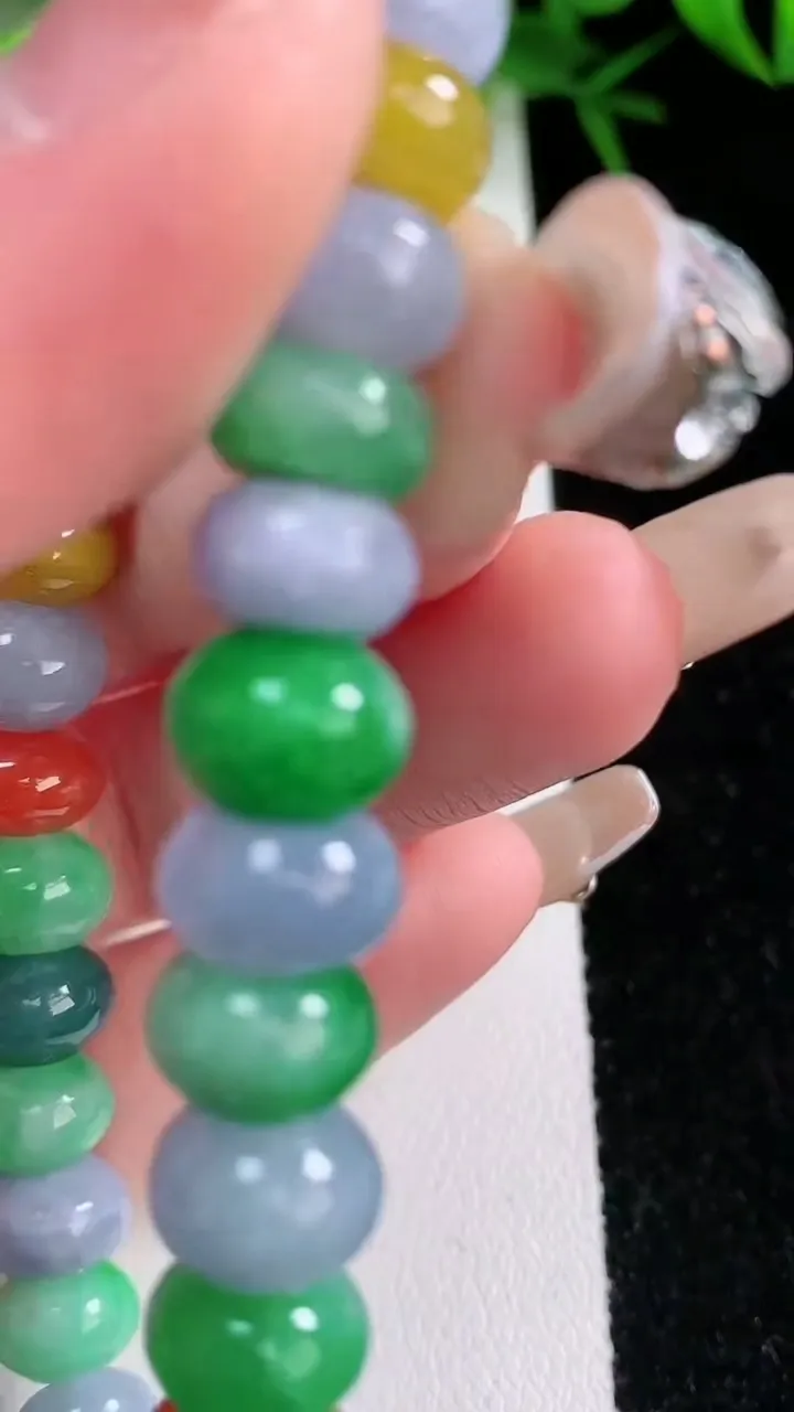 天然A货翡翠四彩算盘珠手串，尺寸9.4-4.8-32颗，重量:29.24g1月26日
工厂直销收藏佳品,种好水足，色泽均匀，有种有色，上手高大气！