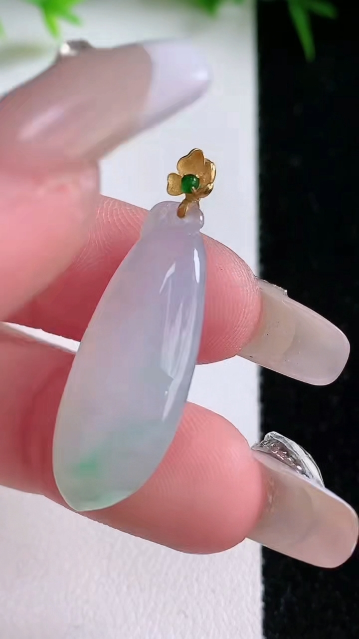 天然A货翡翠福瓜吊坠，尺寸27.7-11.2-6.2，重量:4.35g
1月26日