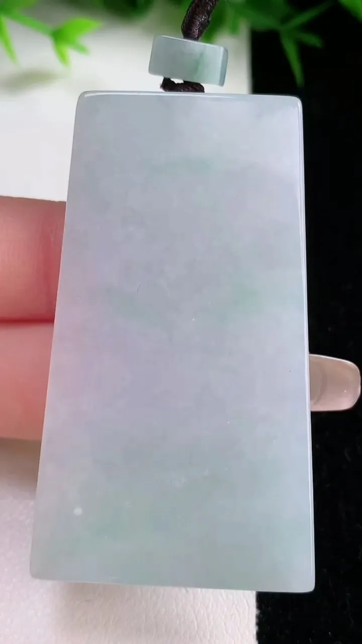 天然A货翡翠无事牌吊坠，尺寸57-31.6-6，重量:34.16g
1月26日