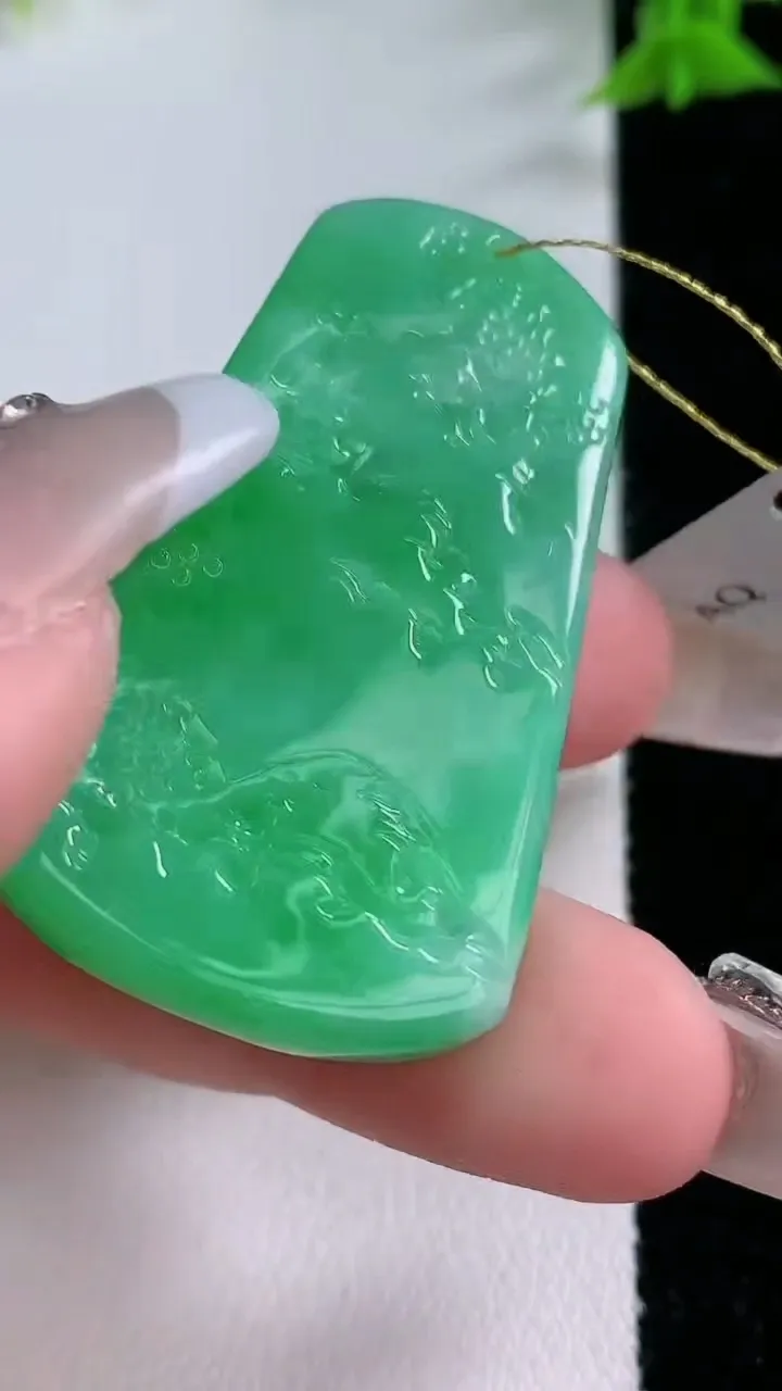 天然A货翡翠山水牌吊坠，尺寸45.2-25.5-6，重量:16.26g
1月26日