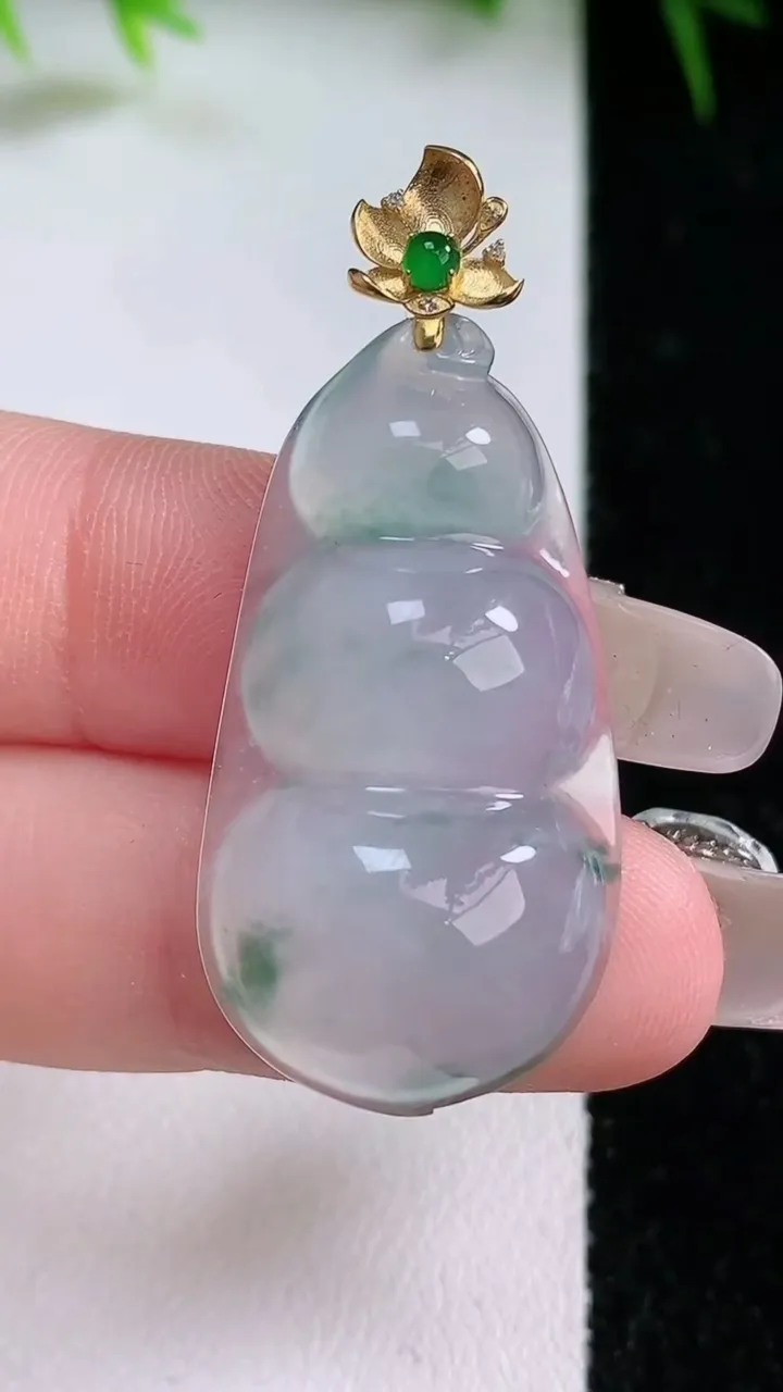 天然A货翡翠种飘花福豆吊坠，尺寸32-18-6.8，重量:6.63g
1月26日