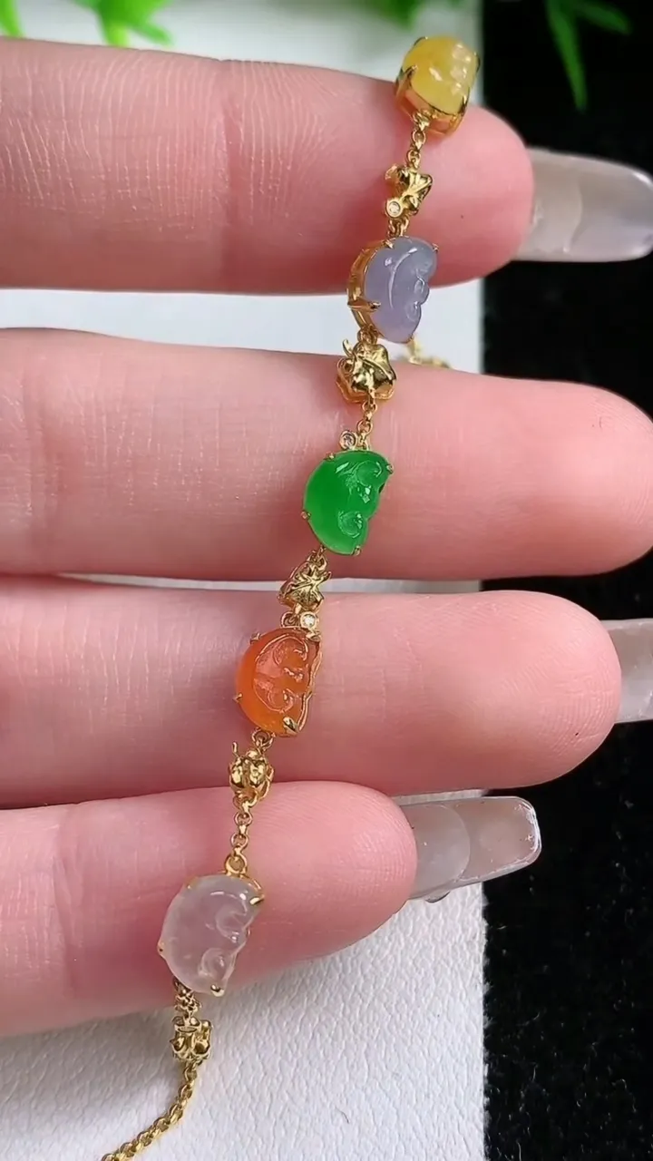 天然A货翡翠18K金四彩如意头手链，尺寸6.3-4.6，重量:3.48g
1月26日