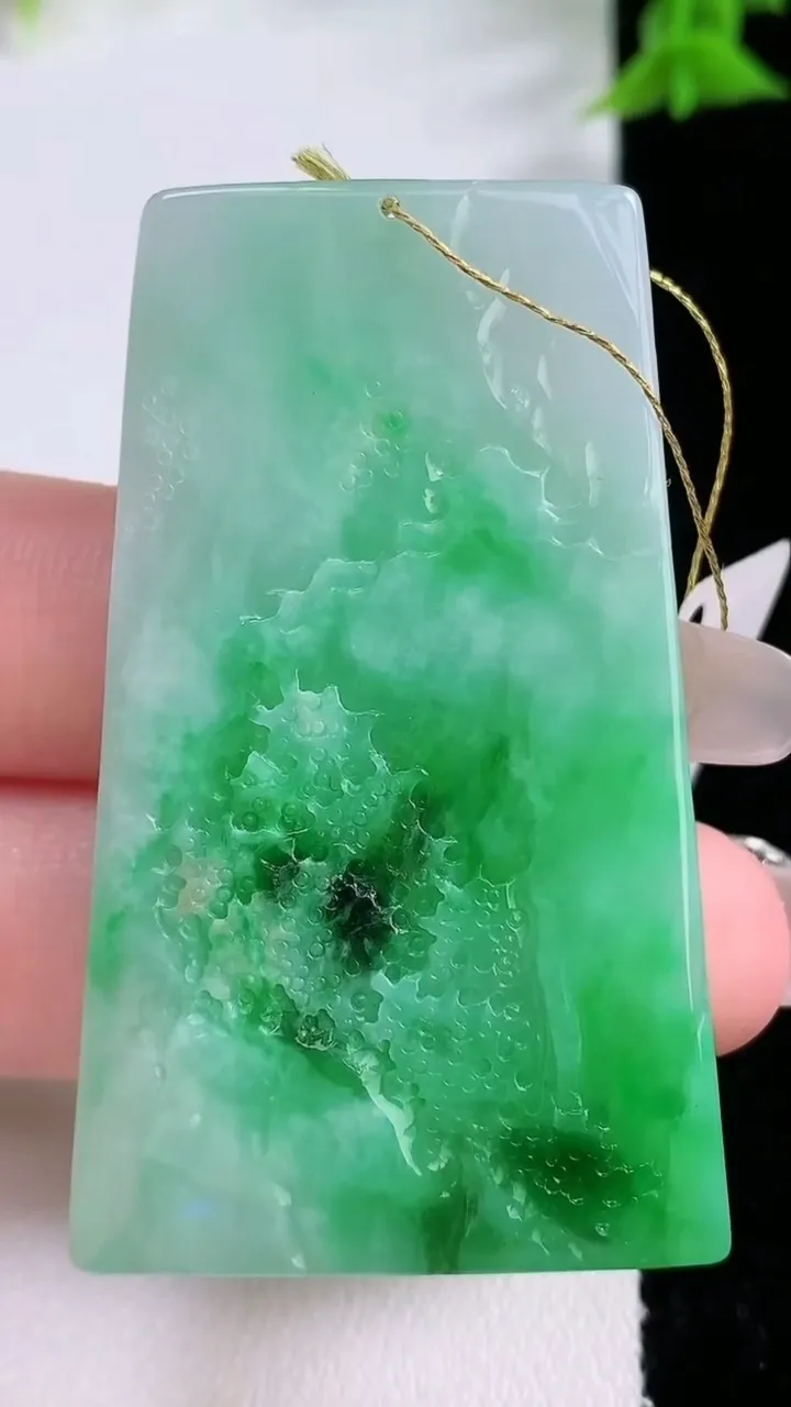 天然A货翡翠山水牌吊坠，尺寸52.8-30.4-4，重量:18.33g
1月26日