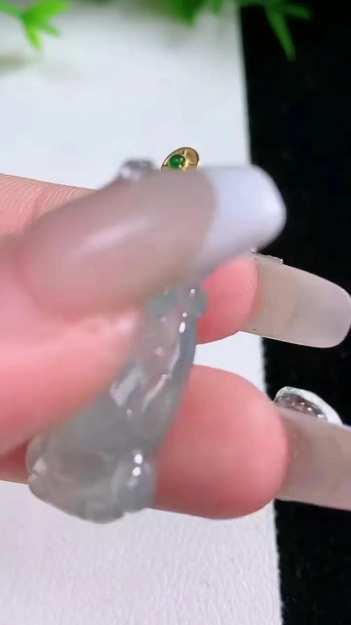 天然A货翡翠财神爷吊坠，尺寸28.8-12.7-5.5，重量:3.74g
1月26日