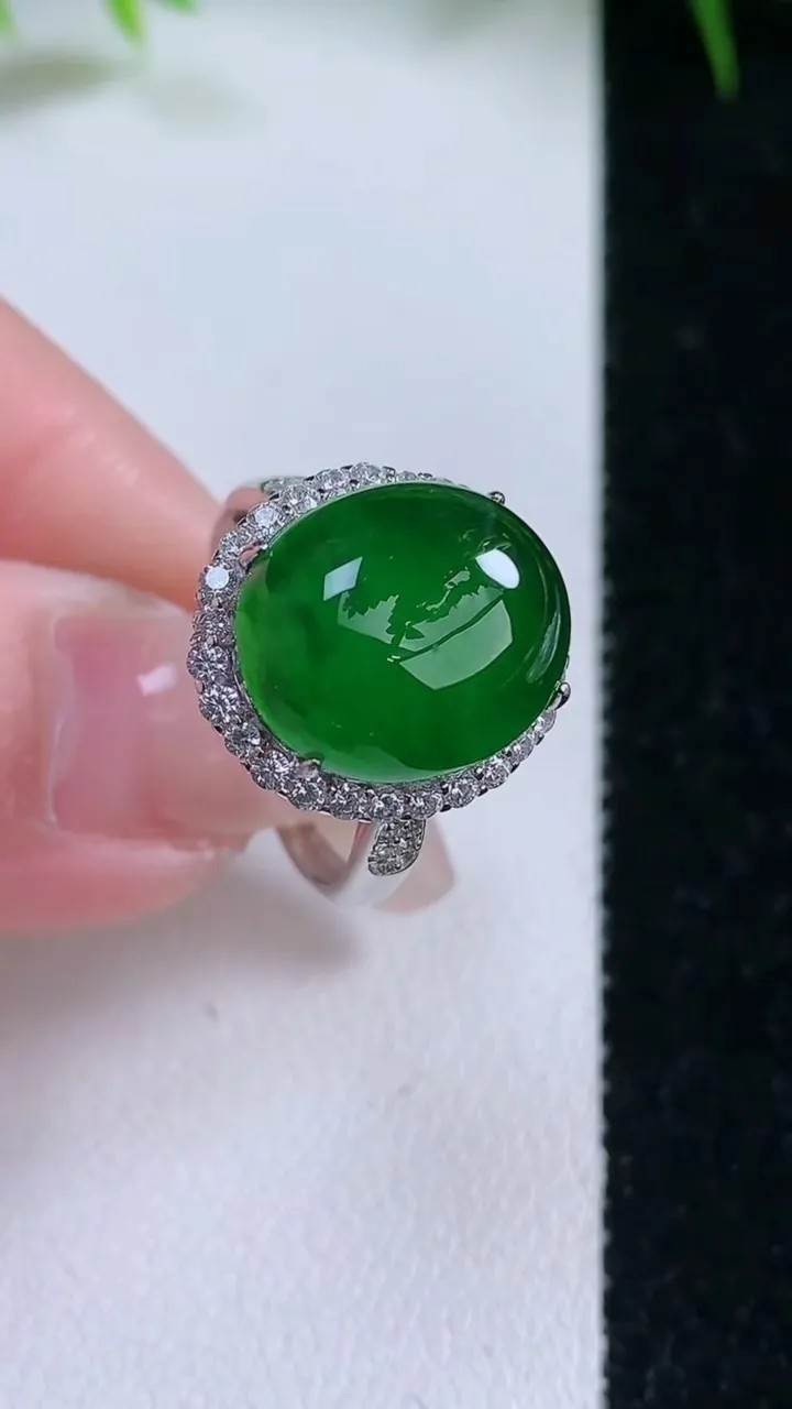 天然A货翡翠蛋面戒指，尺寸13.5-11.7-9.6，重量:4.97g2026年1月26日
工厂直销收藏佳品,种好水足，色泽均匀，有种有色，上手高大气！