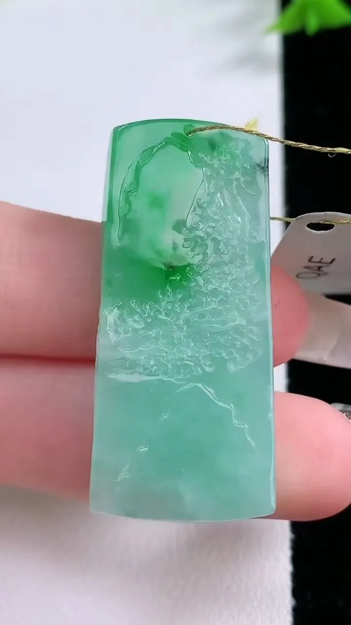 天然A货翡翠山水牌吊坠，尺寸40.5-17.5-7，重量:14.11g
1月26日