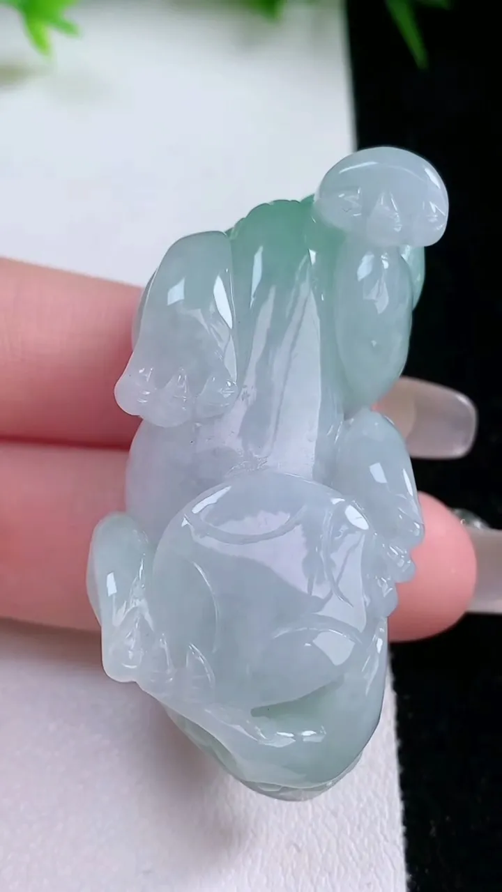 天然A货翡翠貔貅吊坠，尺寸50.2-22.5-15，重量:40.37g
1月26日