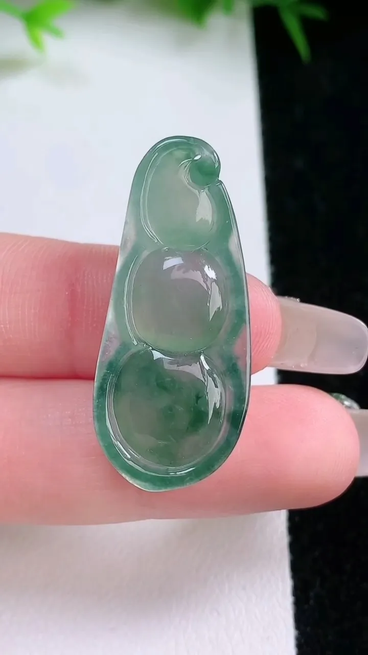 天然A货翡翠福豆吊坠，尺寸34.8-15-5.7，重量:5.31g
1月26日