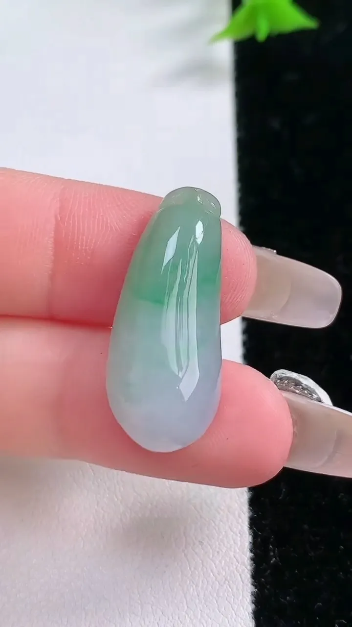 天然A货翡翠福瓜吊坠，尺寸 28-11.8-6.3，重: 3.87g
1月26日