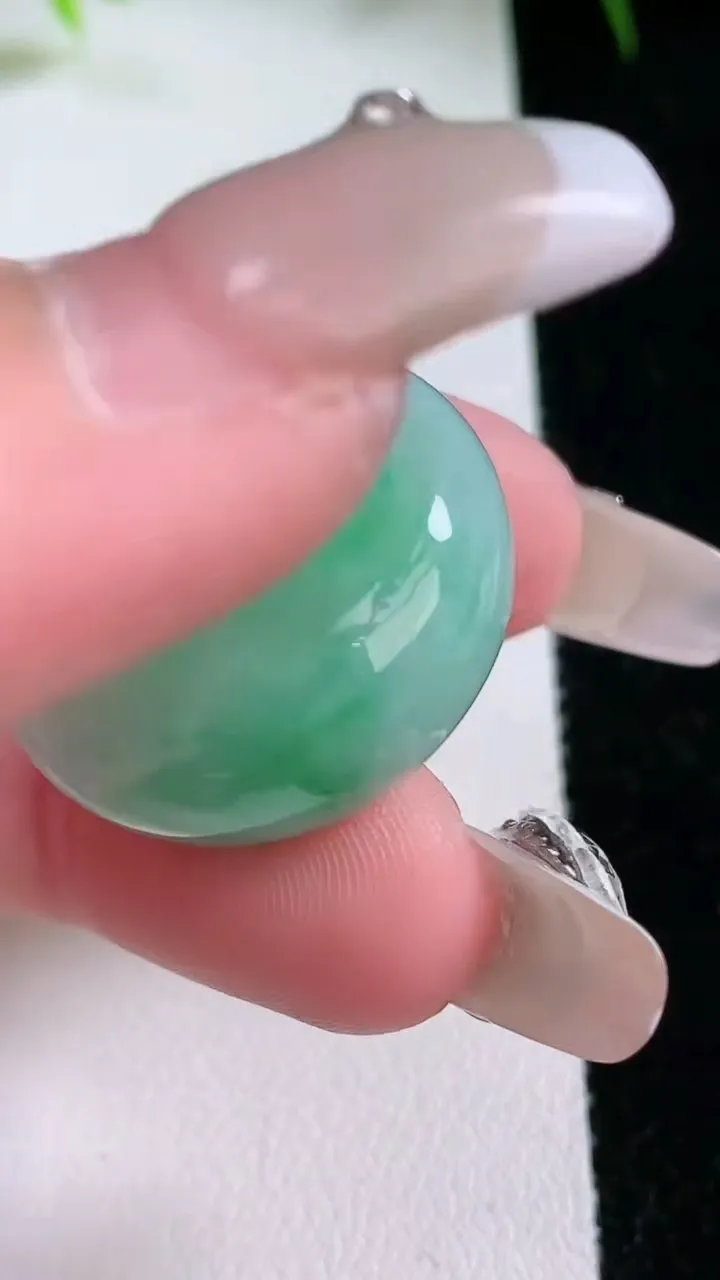 天然A货翡翠平安扣吊坠，尺寸24.7-12.2，重量:16.70g
1月26日