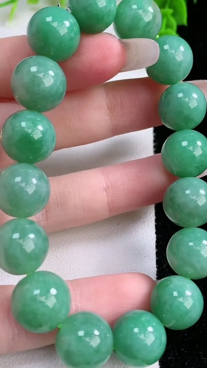 天然A货翡翠圆珠手串，尺寸12.7-16颗，重量:56.39g1月26日
工厂直销收藏佳品,种好水足，色泽均匀，有种有色，上手高大气！